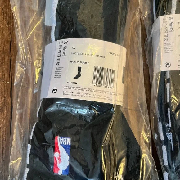 22 pairs of Nike socks - Picture 3 of 4